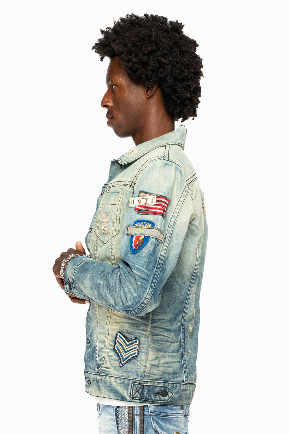 MENS DENIM JACKET IN ALLOY MEDIUM BROKEN WASH WITH PATCHES