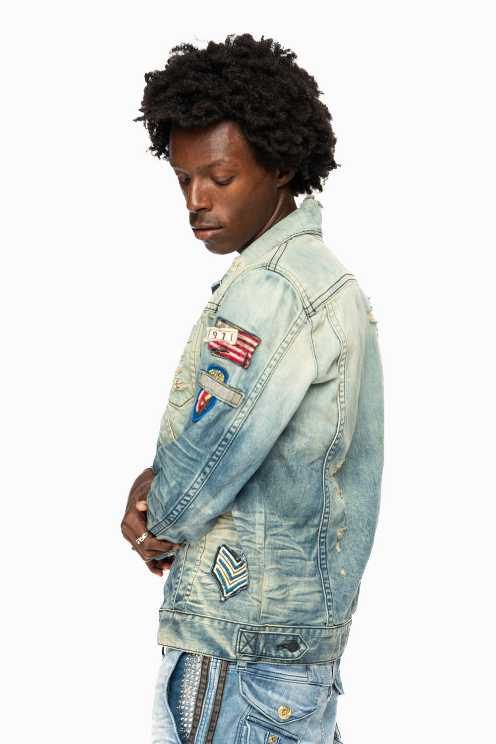 MENS DENIM JACKET IN ALLOY MEDIUM BROKEN WASH WITH PATCHES