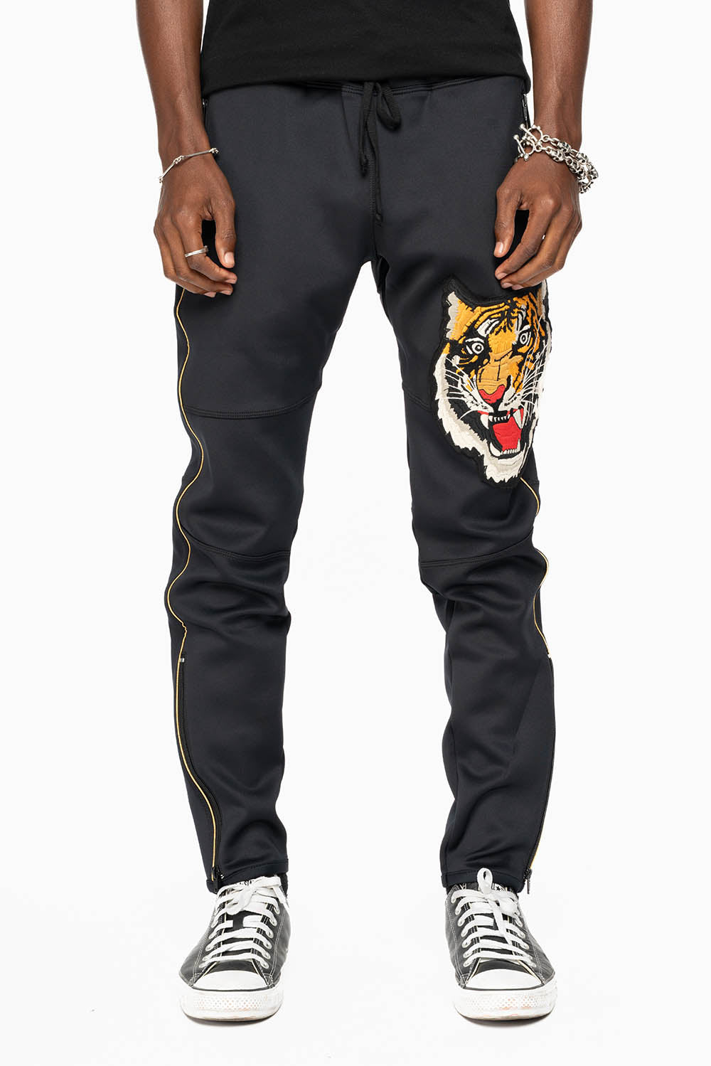 JOGGER IN BLACK WITH TIGER PATCH