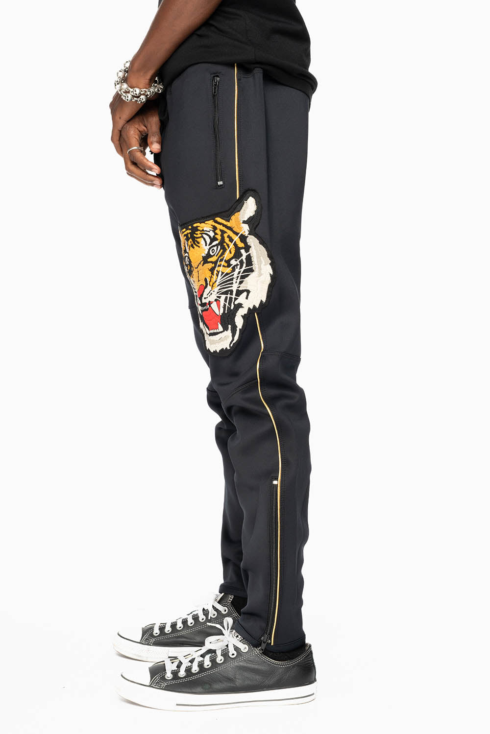 JOGGER IN BLACK WITH TIGER PATCH