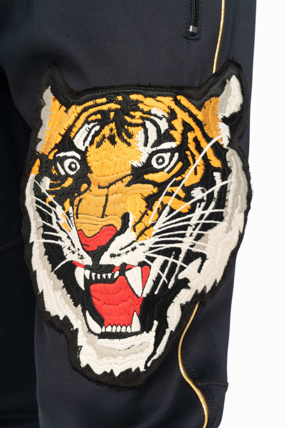 JOGGER IN BLACK WITH TIGER PATCH