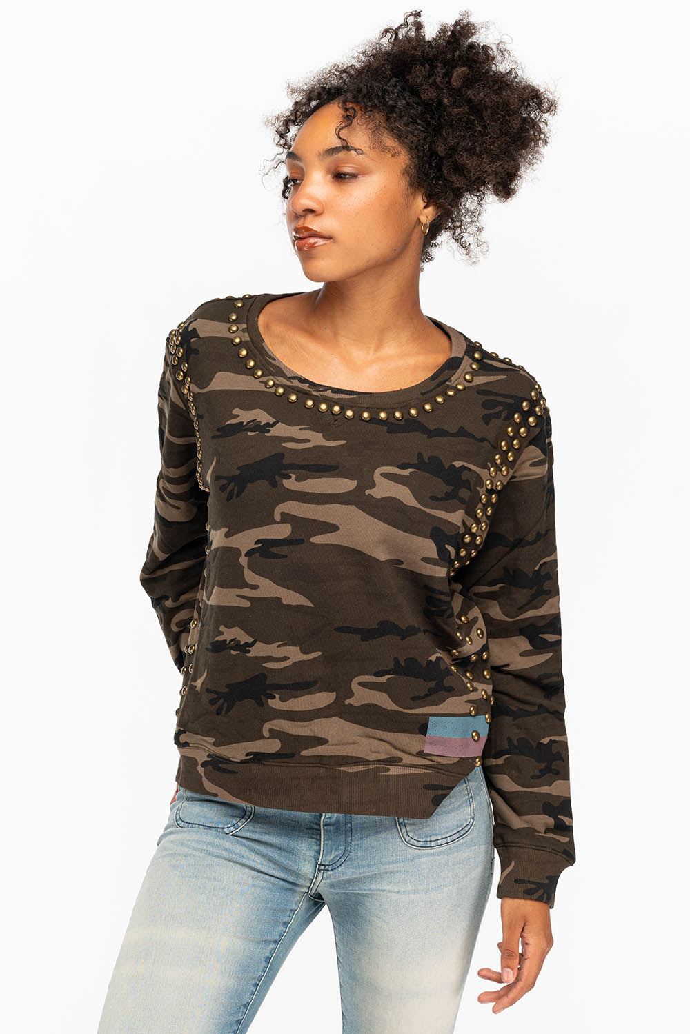 WOMENS STUDDED PULLOVER SWEATSHIRT IN CAMO GREEN