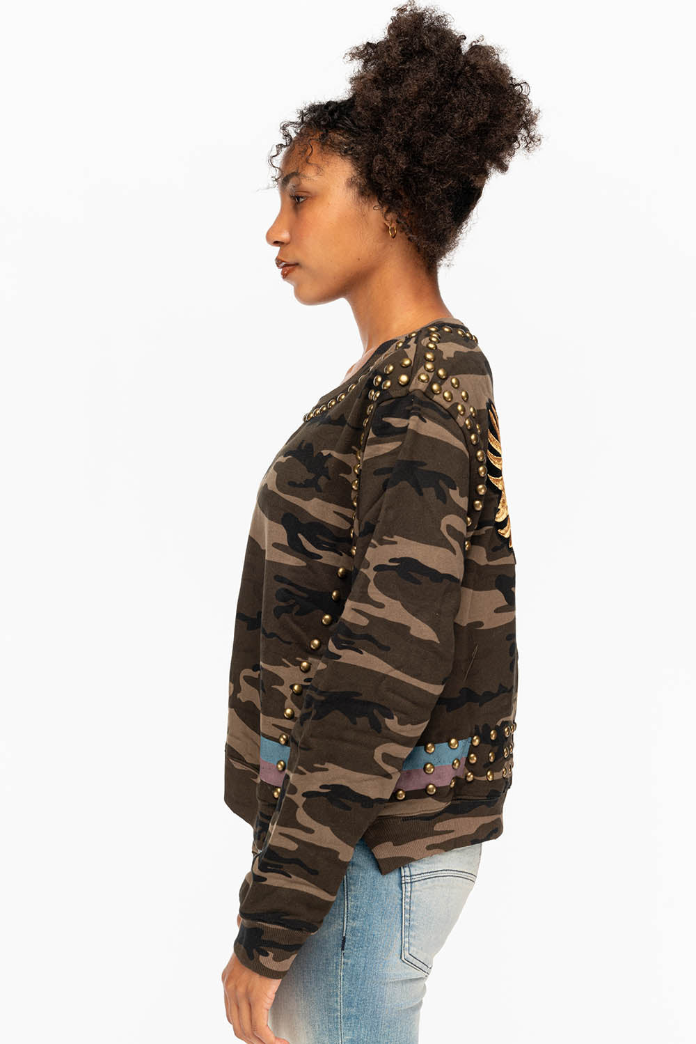 WOMENS STUDDED PULLOVER SWEATSHIRT IN CAMO GREEN