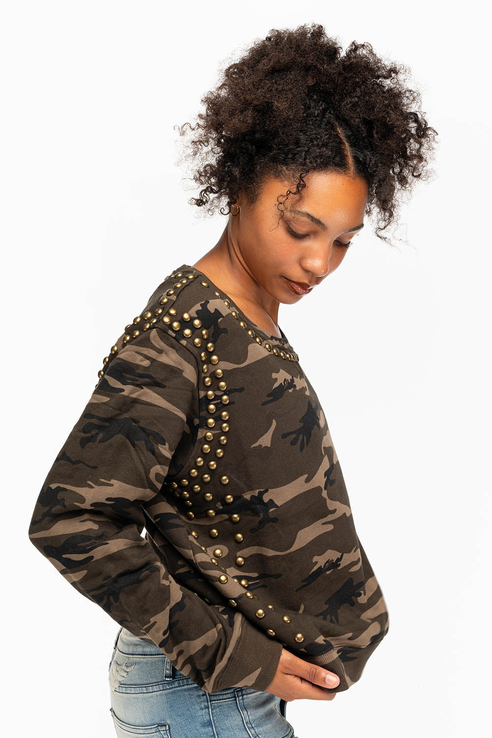 WOMENS STUDDED PULLOVER SWEATSHIRT IN CAMO GREEN