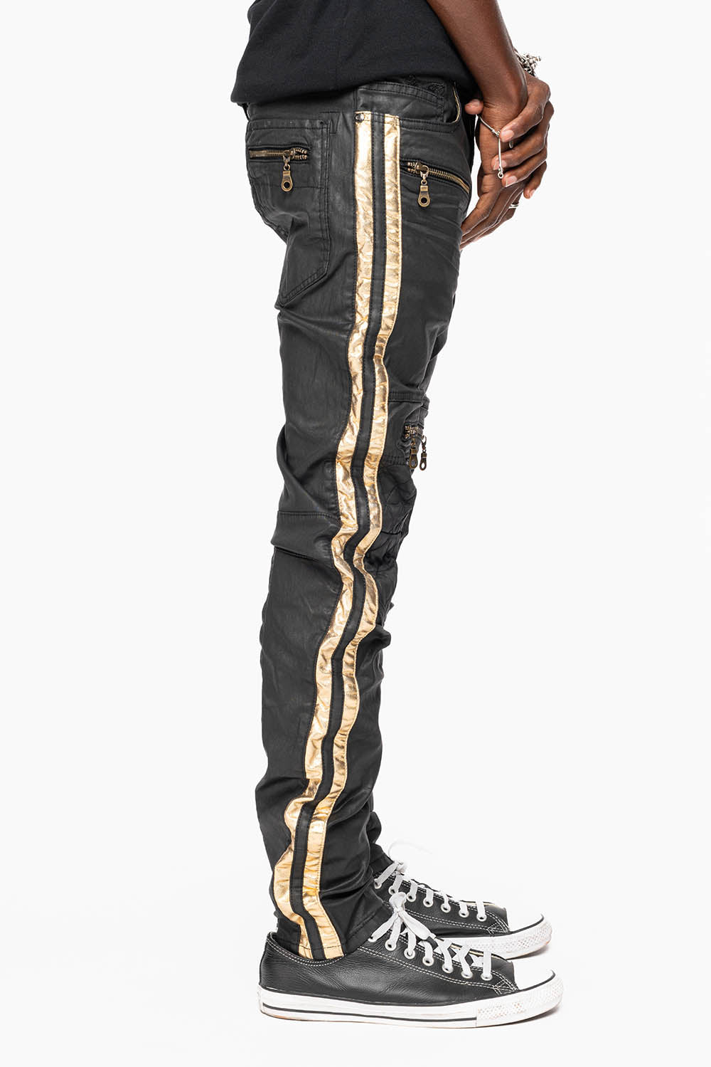 MENS BIKER JEANS IN BLK DY FABRIC WITH GOLD STRIPES