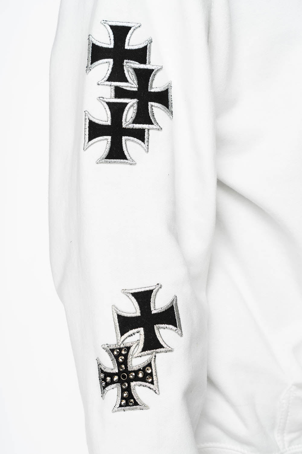 ROBIN’S JEAN PULLOVER HOODIE IN WHITE EMBELLISHED  WITH MEDIEVAL CROSS PATCHES AND  CRYSTALS