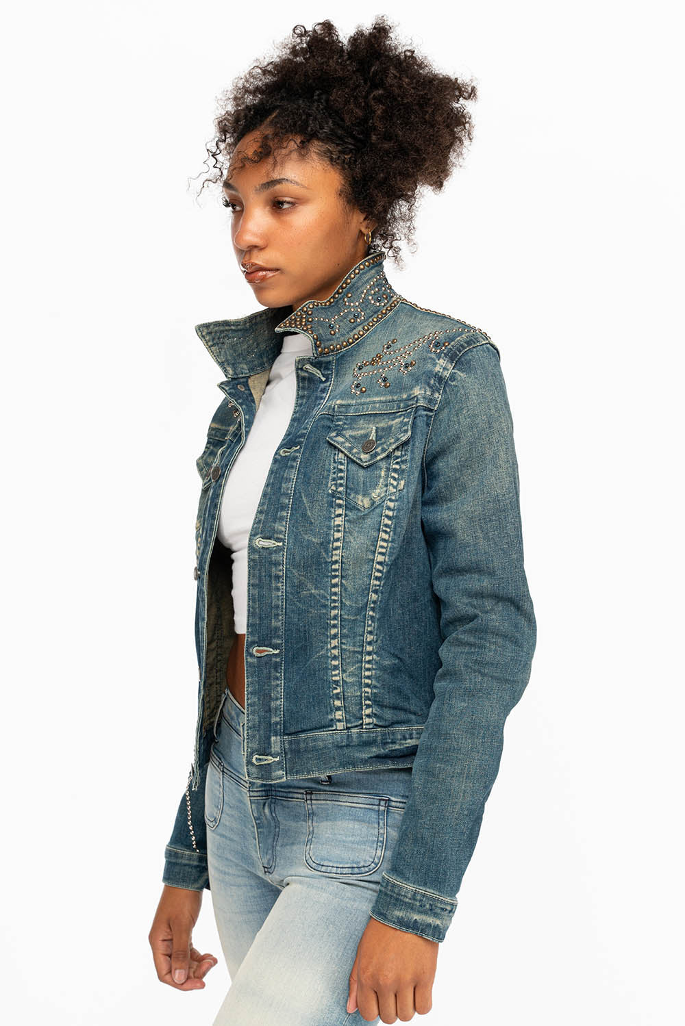 DENIM JACKET IN DIONE WASH FORGET ME NOT FLOWER CRYSTAL DESIGN