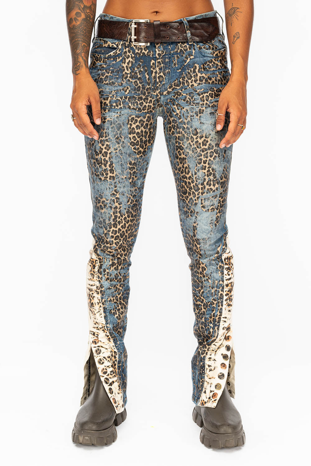 WOMENS BLUE JEANS WITH LEOPARD COATING AND ANKLE SNAP CLOSURE