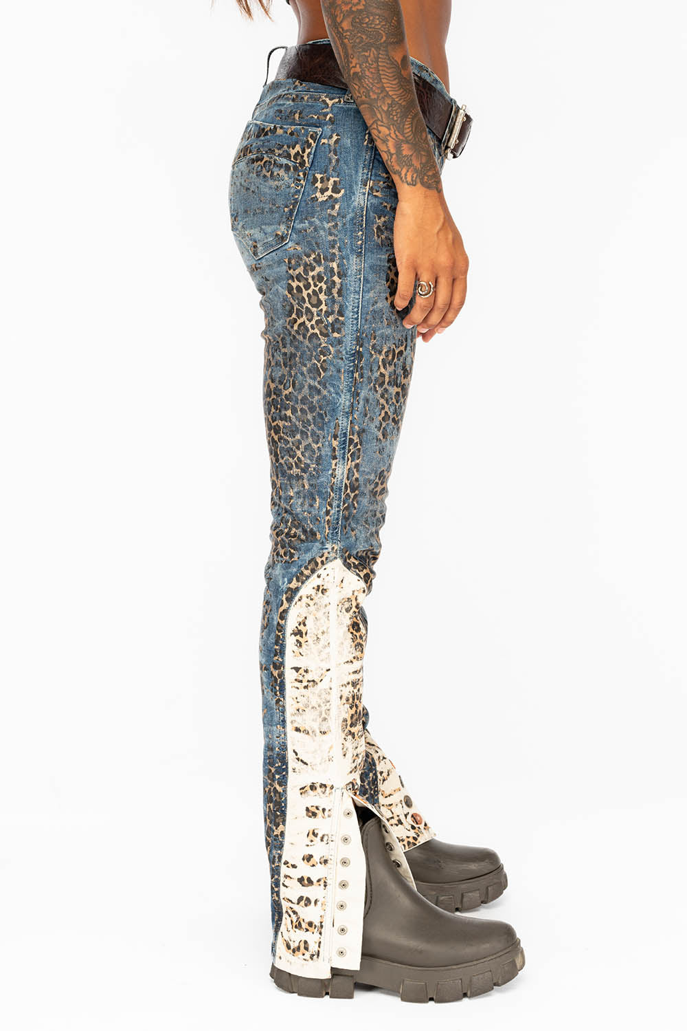 WOMENS BLUE JEANS WITH LEOPARD COATING AND ANKLE SNAP CLOSURE