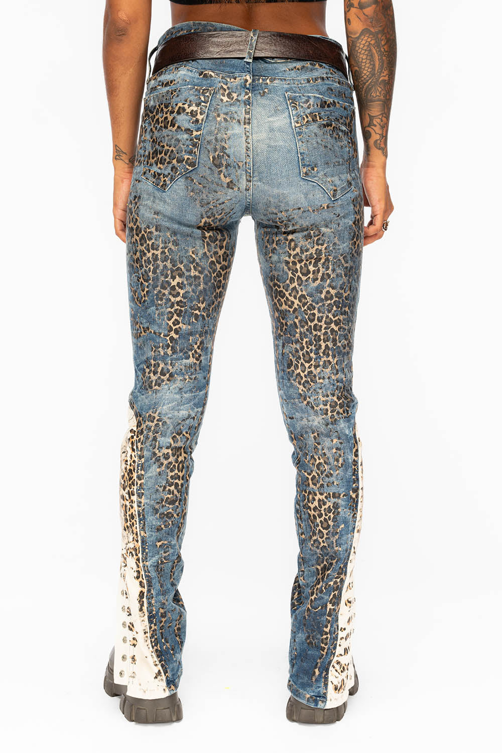 WOMENS BLUE JEANS WITH LEOPARD COATING AND ANKLE SNAP CLOSURE