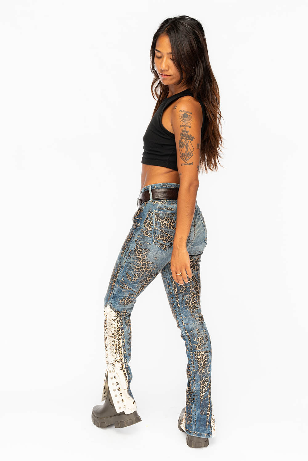 WOMENS BLUE JEANS WITH LEOPARD COATING AND ANKLE SNAP CLOSURE