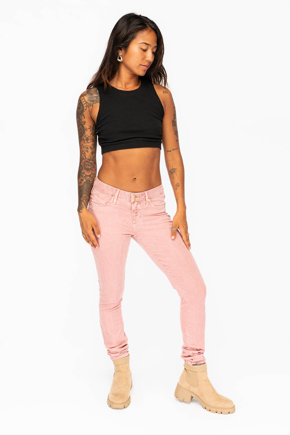 MID RISE WOMENS SKINNY JEANS IN LIGHT PINK WASH