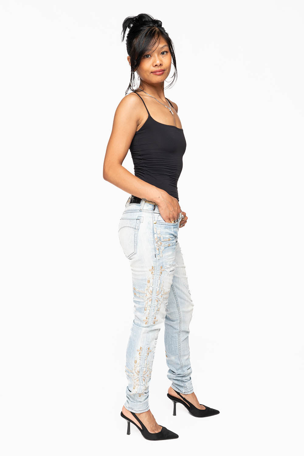 ROBIN’S WOMEN SKINNY JEAN IN CHAPA INDIGO NICOLE LIGHT BROKEN REPAIRED WITH EMBELISHMENT
